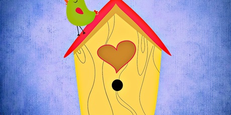 Powiększ grafikę: Rysunek budki lęgowej. Po lewej stronie różowego dachu rysunek zielonego ptaka. Niebieskie tło.
